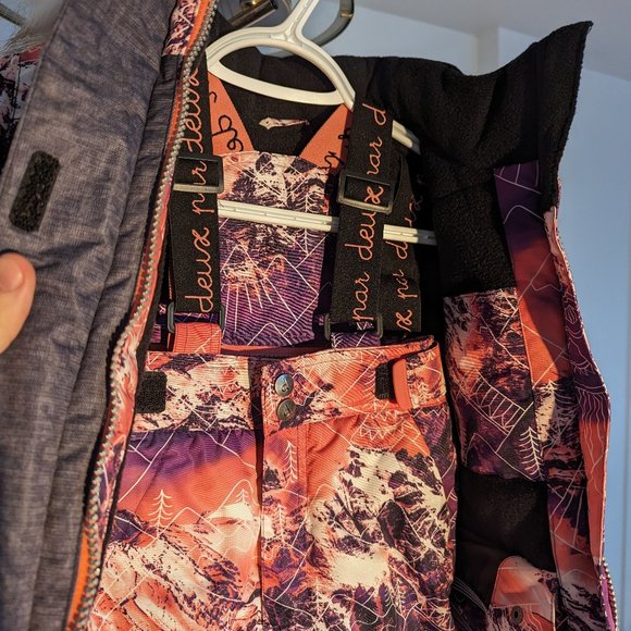 Adorable Two-Piece Snowsuit - Mountain Print in Pink and Purple - Size 2 - Picture 4 of 8